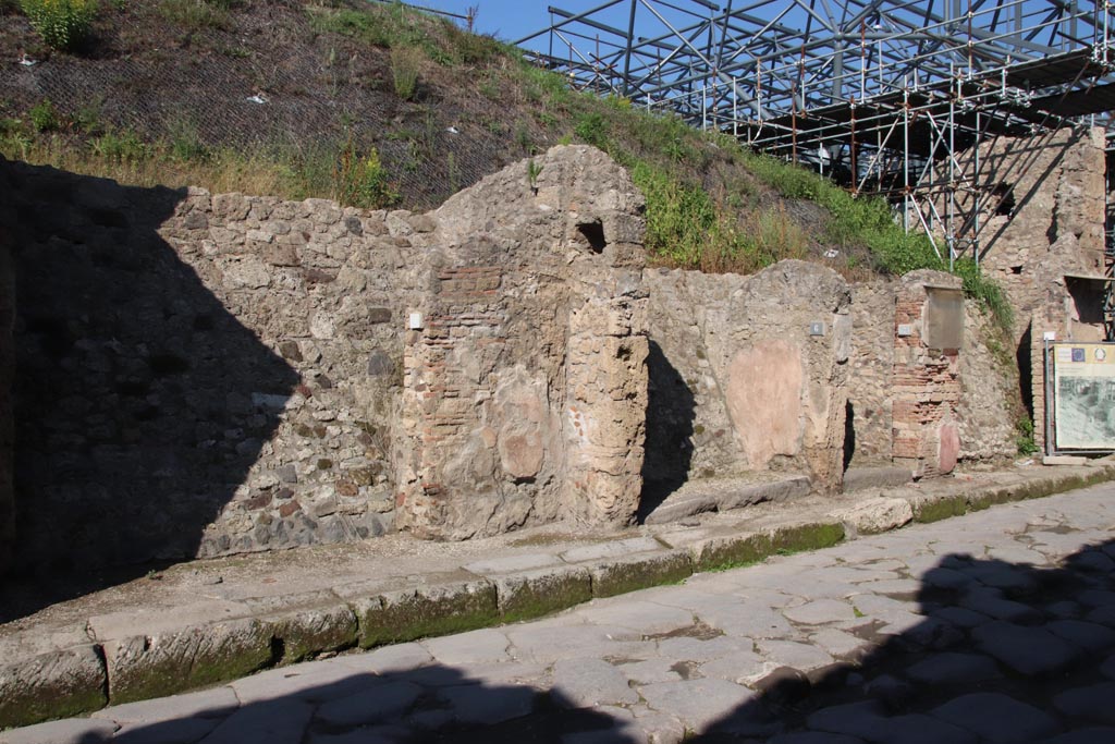 IX.11.6 Pompeii, in centre. October 2022.
Looking north towards entrance doorways, with IX.11.5, on left, IX.11.6 in centre, next to IX.11.7. Photo courtesy of Klaus Heese.