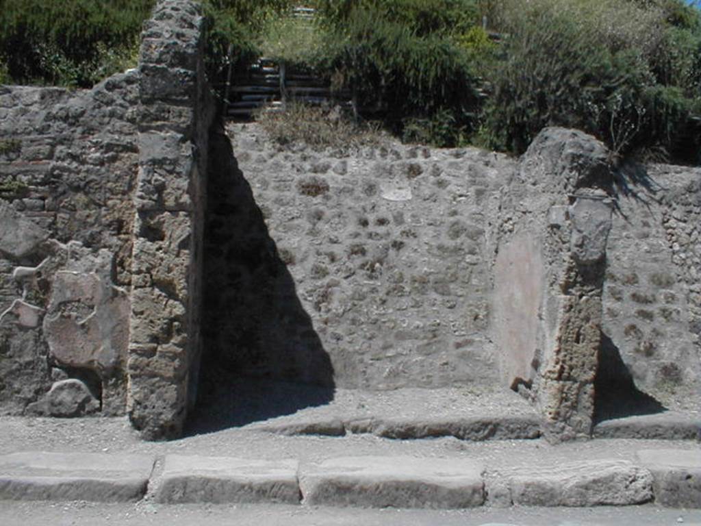 IX.11.6 Pompeii. May 2005. Entrance, looking north.
The entrance doorway of this shop was open for all of its width onto the pavement.
The threshold was of Vesuvian stone and the walls were covered by a high zoccolo/dado of coccio pesto until the height of 1.70m from the ground.
See Notizie degli Scavi, February 1912, (p.62)