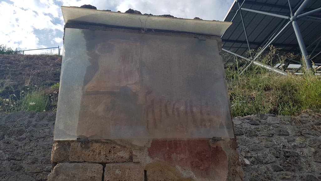 IX.11.7 Pompeii. August 2023.
Pilaster on east side (right) of doorway, with remaining painting of Hercules and graffiti between doorways to IX.11.7 and IX.11.8.
Photo courtesy of Maribel Velasco.