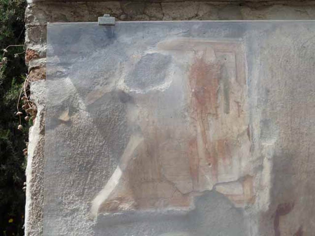 IX.11.7 Pompeii. May 2010. Painting of Hercules on front wall between IX.11.7 and IX.11.8. See Fröhlich, T., 1991, Lararien und Fassadenbilder in den Vesuvstädten. Mainz: von Zabern. (F68: p.337/8).