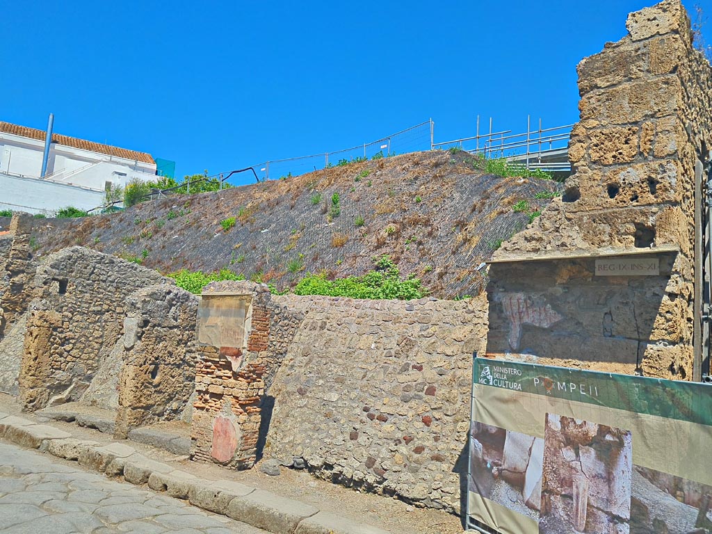 IX.11.6/7 and 8 (in centre), on north side of Via dell’Abbondanza. June 2024.
Looking north-west towards entrance doorways. Photo courtesy of Giuseppe Ciaramella.