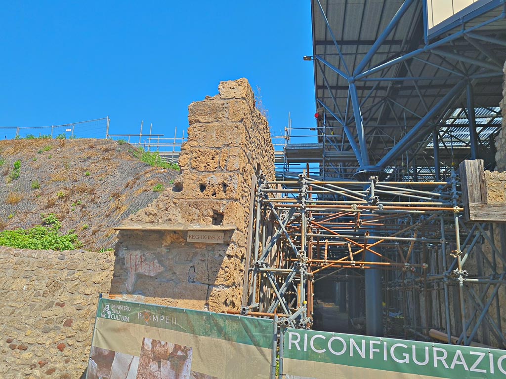 IX.11.8 Pompeii. June 2024. Via dell’Abbondanza, north side.
East pilaster of front façade with remains of painted inscription, at junction with an unnamed vicolo, on right.
Photo courtesy of Giuseppe Ciaramella.