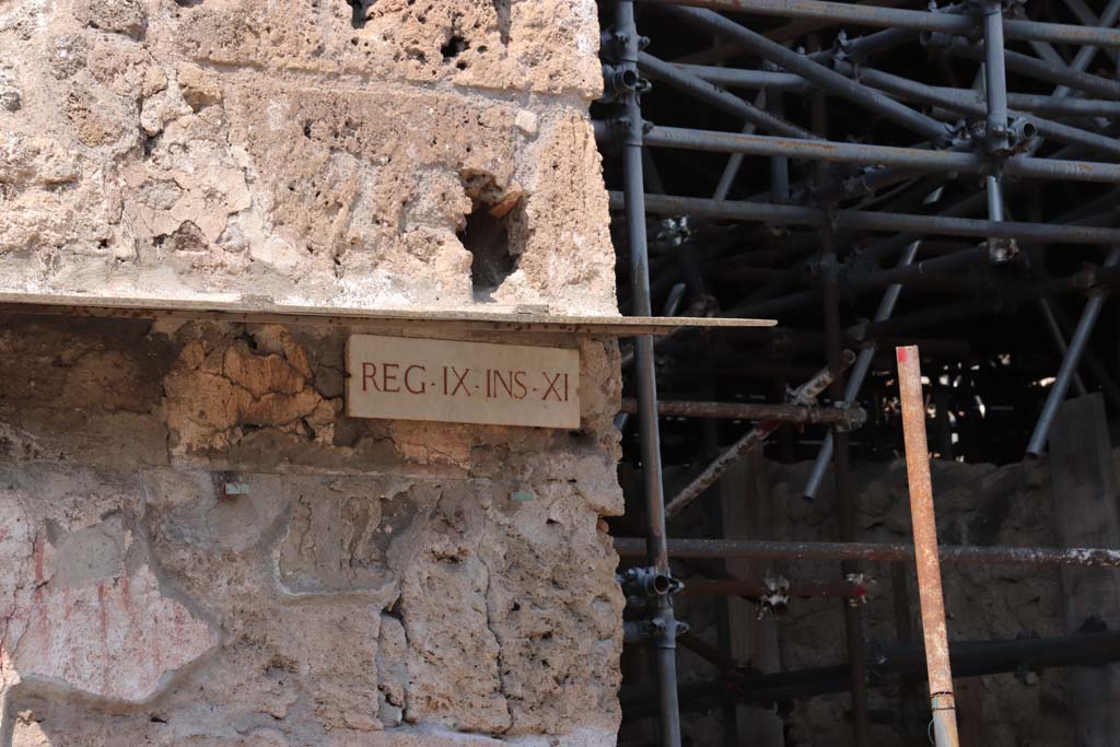 IX.11.8 Pompeii. September 2021.
Looking north to east pilaster of front façade at junction with an unnamed vicolo, on right. Photo courtesy of Klaus Heese.