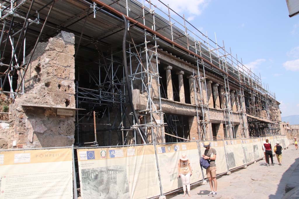 IX.11.8 Pompeii. September 2021.
Looking north-east to pilaster, on left, of front façade at junction with an unnamed vicolo, centre left. On the right is the insula IX.12.
Photo courtesy of Klaus Heese.
