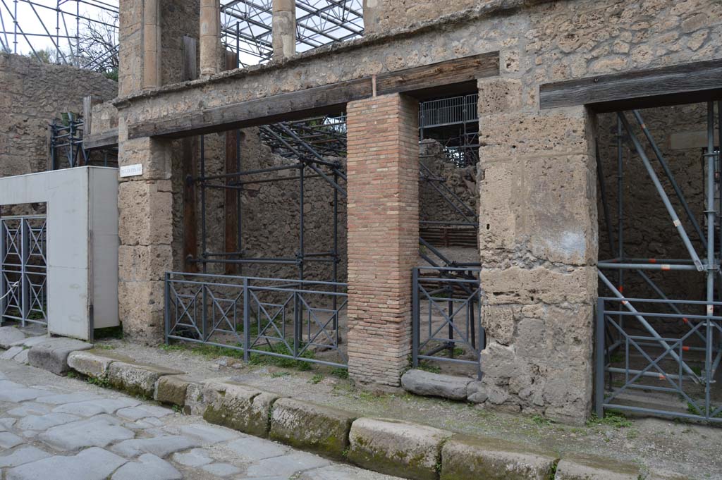 IX.12.1 Pompeii, centre left, and IX.12.2, centre right. March 2018. Looking north-west to entrance doorways.
Foto Taylor Lauritsen, ERC Grant 681269 DÉCOR.