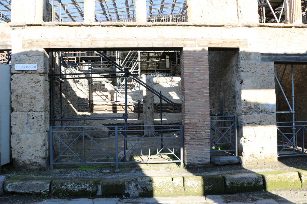 IX.12.1 Pompeii, on left, and IX.12.2, on right. December 2018. 
Looking north to entrance doorways on Via dell�Abbondanza. Photo courtesy of Aude Durand.

