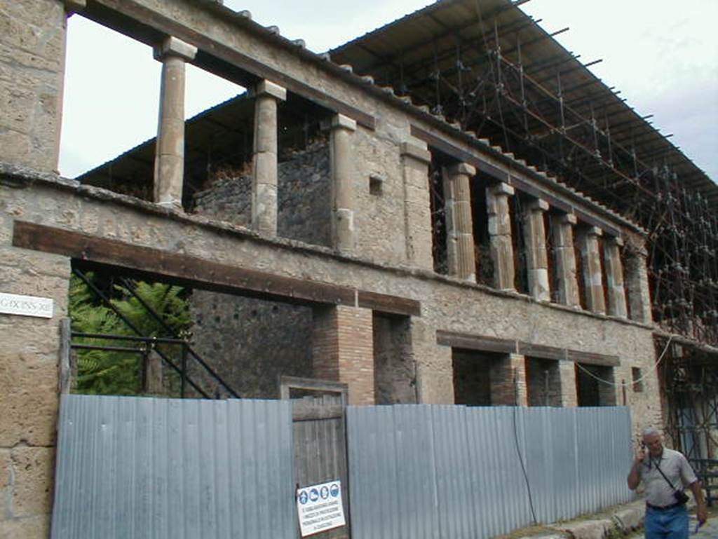 IX.12.1/2/3/4/5 Pompeii. September 2004. Upper floors on Via Dell� Abbondanza. 
According to Garcia y Garcia, number 2 and 4 were hit by bombs in the air bombardment on 19th September 1943. The upper floors of both houses with their loggias and tufa columns which were first excavated and then lovingly restored by Spinazzola, were devastated.
Maiuri recuperated the elements and then reused and restored the loggias, however many elements were lost. The wall on the upper floor with the fresco of Bellerophon and his horse miraculously survived. Following the restoration, the entrance room wall was bricked up for the stairs that, in the south-west corner of the courtyard of no.4, led to the upper floor, resting against the western wall of workshop IX.12.3. Even the niche existing in the northern wall of IX.12.5 disappeared after the destruction of 1943 and the subsequent restorations.
See Garcia y Garcia, L., 2006. Danni di guerra a Pompei. Rome: L�Erma di Bretschneider. (p.158)

