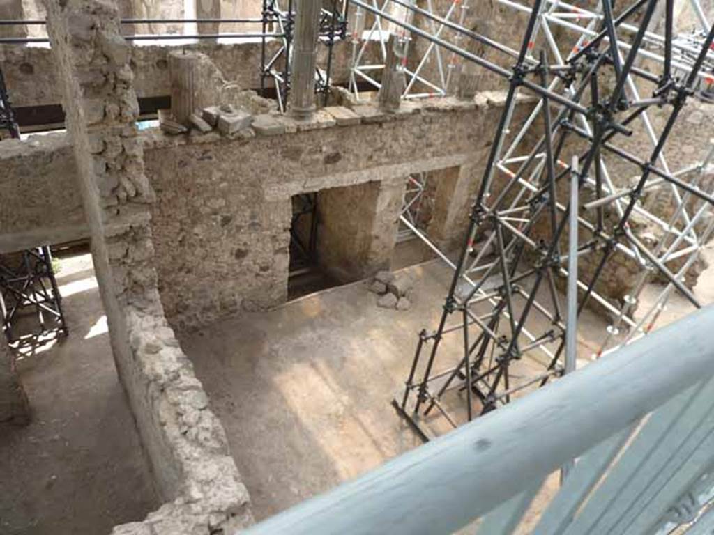 IX.12.5 Pompeii, rear room, (on left) and IX.12.4, atrium “c”, and doorway into IX.12.3, (centre and right).
May 2010. Looking south-west from above.