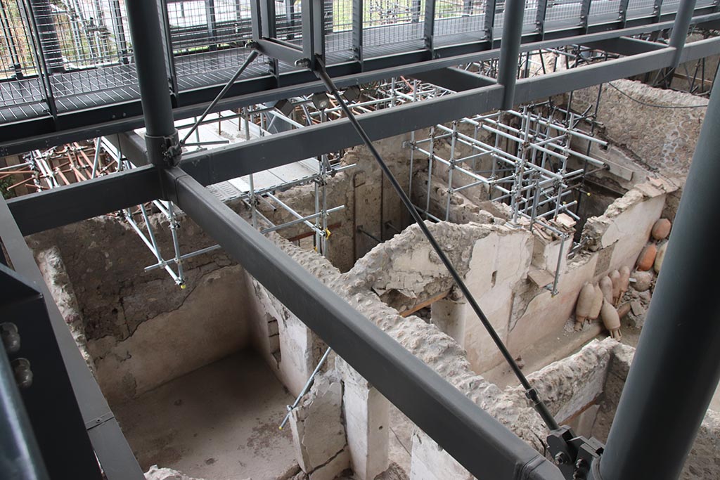 IX.12.4 Pompeii. October 2024.
Looking north-west from above room “d/d1”, lower left, with room “n/n1”, in centre, with small courtyard “m”, on right.
Photo courtesy of Klaus Heese.