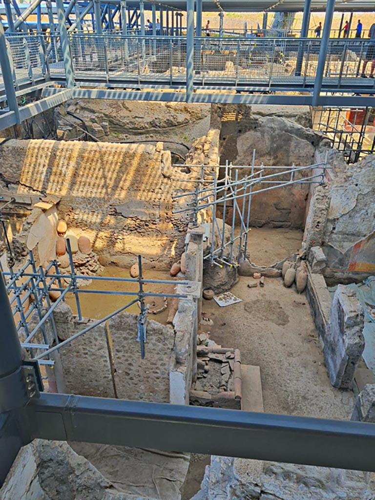 IX.12.4 Pompeii. June 2024. Looking north from above IX.12.4. Photo courtesy of Giuseppe Ciaramella.
Room “m”, the small courtyard, is seen centre left, with room “q”, centre right. Room “p” is on the north side of room “q”.