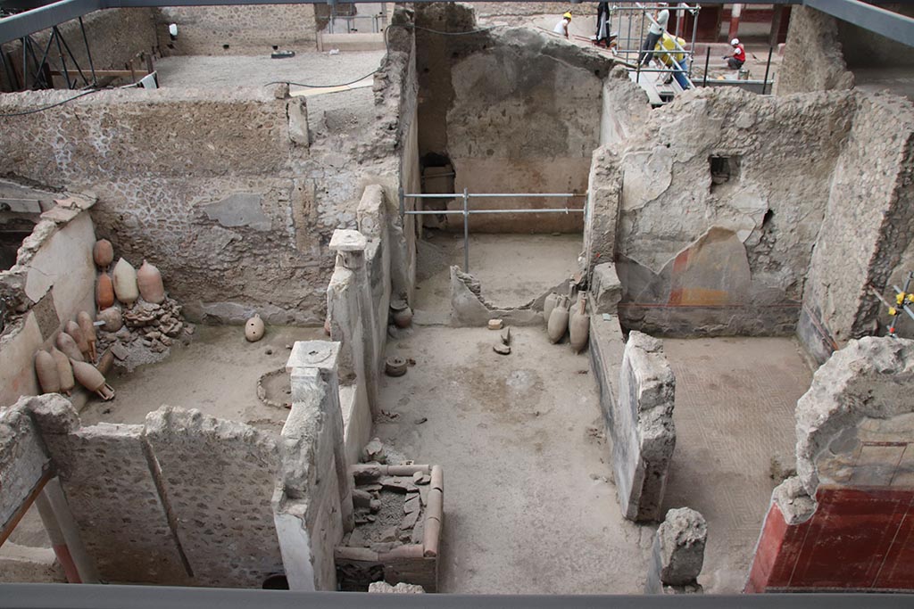 IX.12.4 Pompeii. October 2024.
Looking north towards small courtyard “m”, on left, room “q”, in centre, and room “o”, on right. Photo courtesy of Klaus Heese.