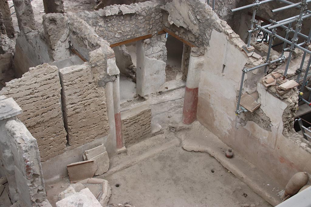 IX.12.4 Pompeii. October 2024.
Small courtyard “m”, looking south-west towards doorway leading towards room “d”. Photo courtesy of Klaus Heese.
