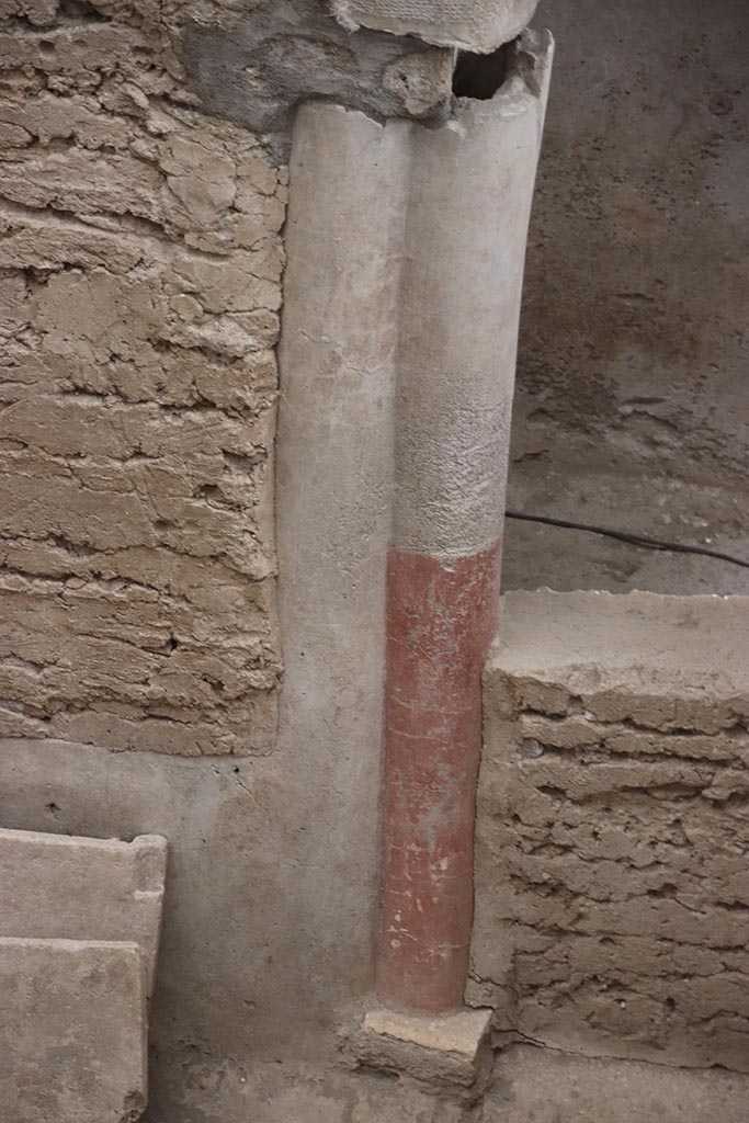 IX.12.4 Pompeii. October 2024.
Small courtyard “m”, detail from centre of south wall. Photo courtesy of Klaus Heese.