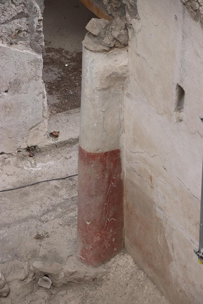 IX.12.4 Pompeii. October 2024.
Small courtyard “m”, detail from south wall in south-west corner. Photo courtesy of Klaus Heese.