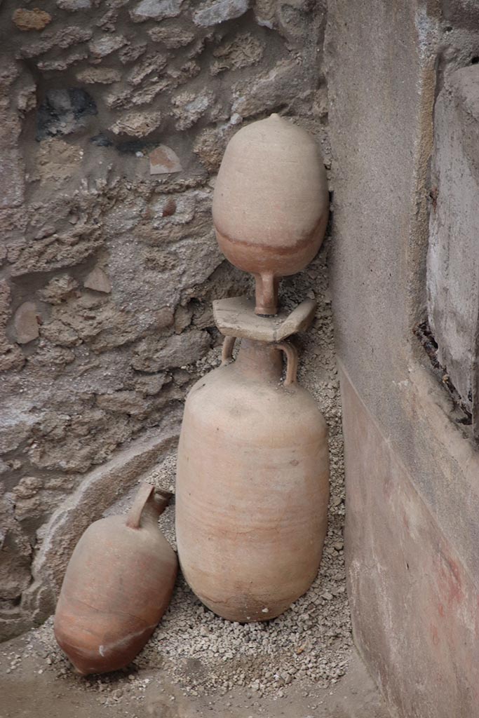 IX.12.4 Pompeii. October 2024.
Small courtyard “m”, north-east corner with amphorae. Photo courtesy of Klaus Heese.