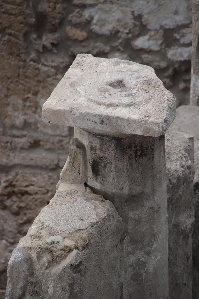 IX.12.4 Pompeii. October 2024.
Small courtyard “m”/ room “q”, column in dividing wall. Photo courtesy of Klaus Heese.