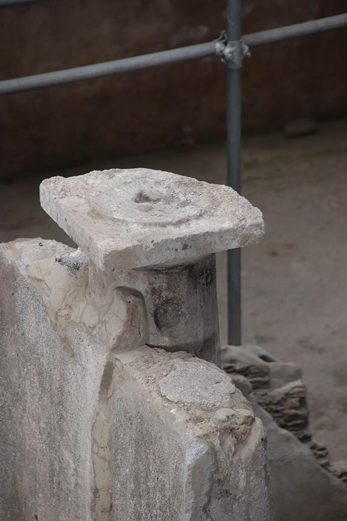 IX.12.4 Pompeii. October 2024.
Small courtyard “m”/ room “q”, column in dividing wall. Photo courtesy of Klaus Heese.