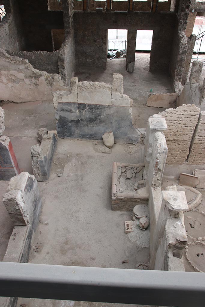 IX.12.4 Pompeii. October 2024.
Looking south from above room “q”, towards entrance doorway in atrium. Photo courtesy of Klaus Heese.