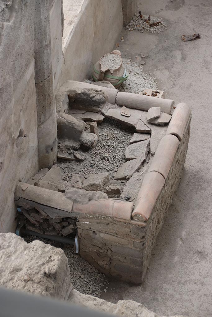 IX.12.4 Pompeii. October 2024.
Room “q”, looking north across hearth. Photo courtesy of Klaus Heese.