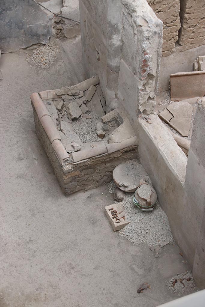 IX.12.4 Pompeii. October 2024.
Room “q”, looking south towards hearth against west wall. Photo courtesy of Klaus Heese.