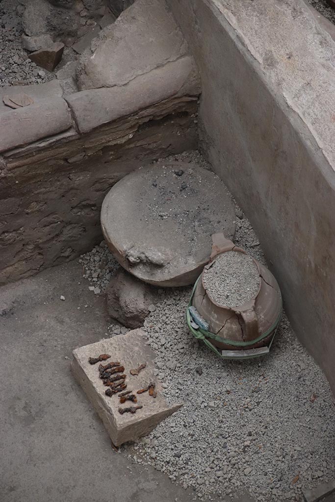 IX.12.4 Pompeii. October 2024.
Room “q”, detail from north side of hearth. Photo courtesy of Klaus Heese.