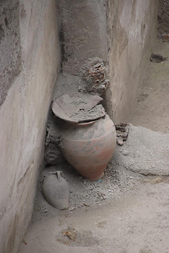 IX.12.4 Pompeii. October 2024.
Room “q”, north-west corner and doorway into room “p”, on right. Photo courtesy of Klaus Heese.