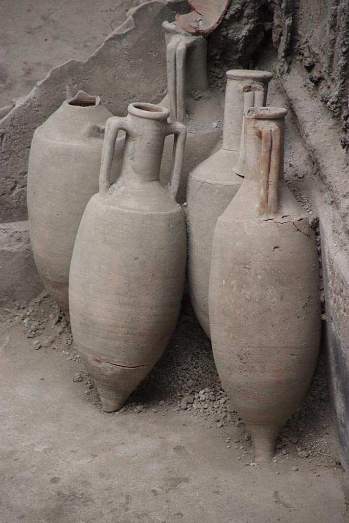 IX.12.4 Pompeii. October 2024.
Room “q”, amphorae in north-east corner. Photo courtesy of Klaus Heese.