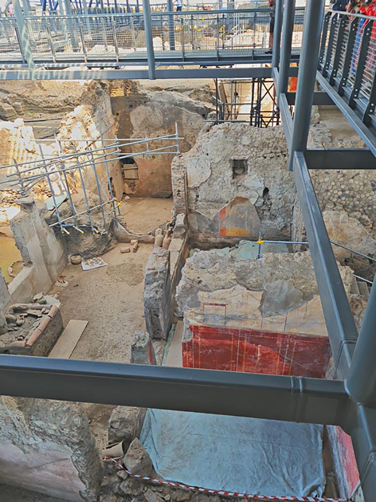 IX.12.4/9 Pompeii. June 2024. Looking north from above IX.12.4. Photo courtesy of Giuseppe Ciaramella.
Room “q” is on the left, with Room “p”, in the upper centre.
Room “l(L)” is seen on the right with red painted north wall.
On the north side of it, is room “o”, with modern steps (blocked) down into IX.12.6.