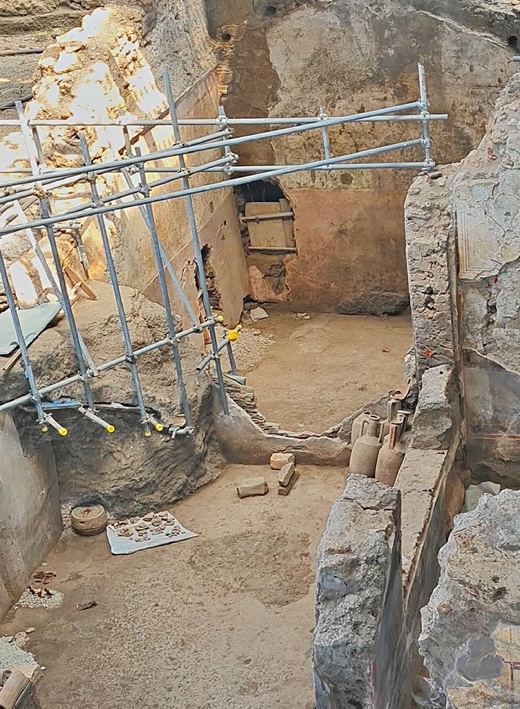 IX.12.4 Pompeii. June 2024.
Looking north from above IX.12.4 across room “q”. In the upper centre is room “p”.
Photo courtesy of Giuseppe Ciaramella.