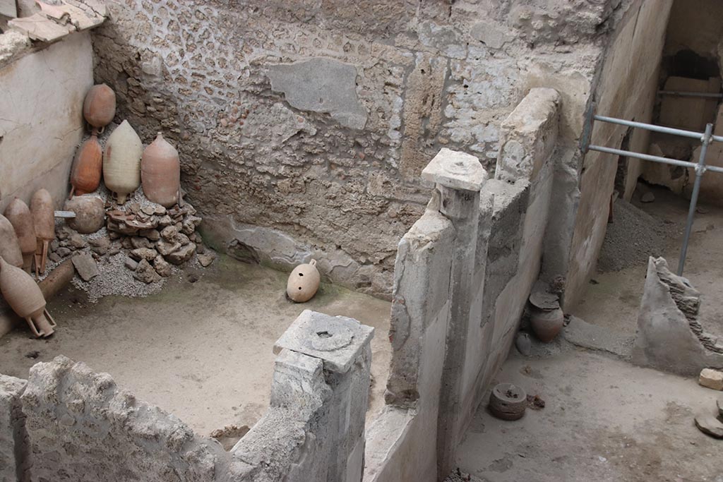 IX.12.4 Pompeii. October 2024. Doorway and west wall of room “p” on the right with small courtyard “m”, on left, looking north from above room “q”.
Photo courtesy of Klaus Heese.