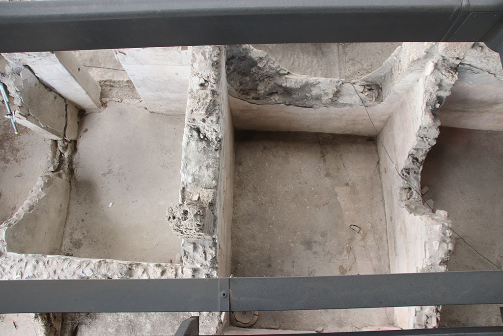 IX.12.4 Pompeii. October 2024.
Looking down onto room “e” in centre, room “d/d1” on left and room “f” on right. Photo courtesy of Klaus Heese.