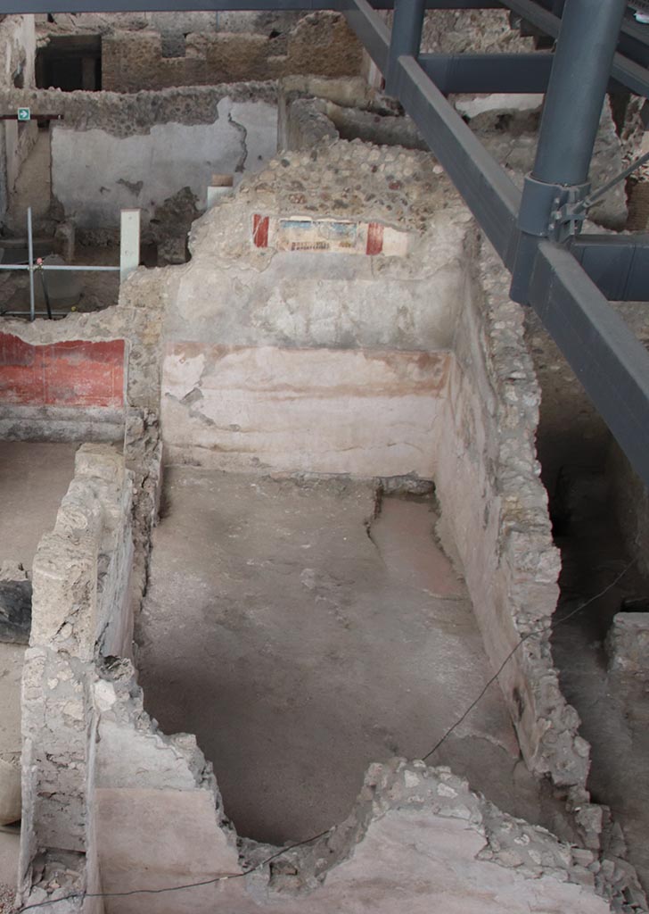 IX.12.4 Pompeii. October 2024. Looking east towards room “f” from above room “e”.
Photo courtesy of Klaus Heese.