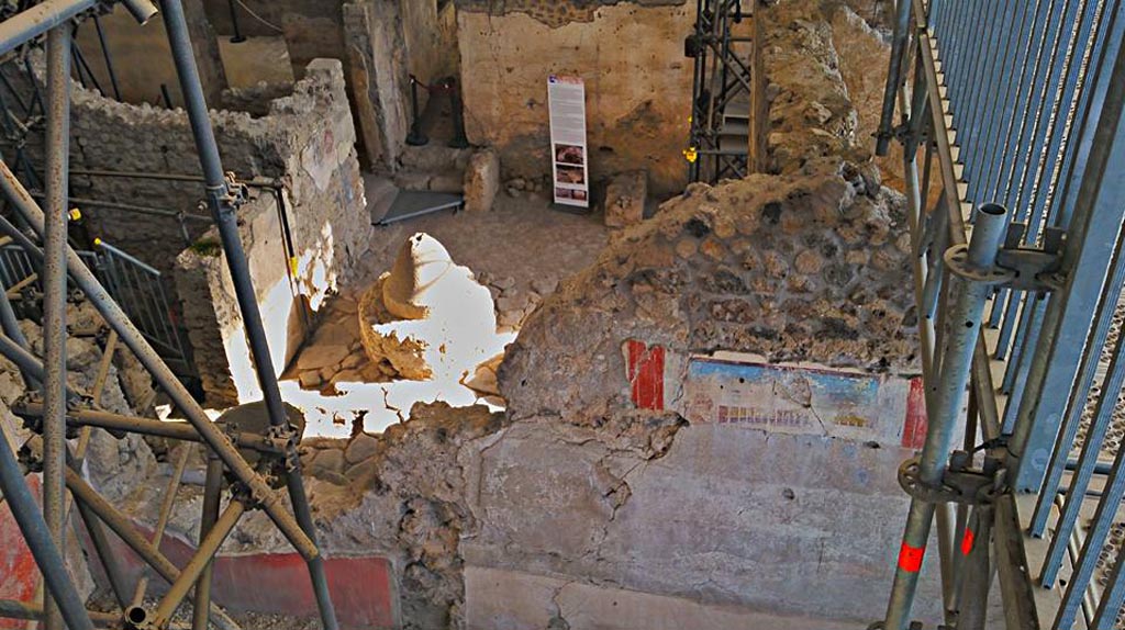 IX.12.4 Pompeii. 2016/2017. Room “l(L)”, lower left with painted red walls, and room “f”, lower right, with painted upper wall.
East wall of room being excavated, on west side of bakery at IX.12.6. Photo courtesy of Giuseppe Ciaramella.