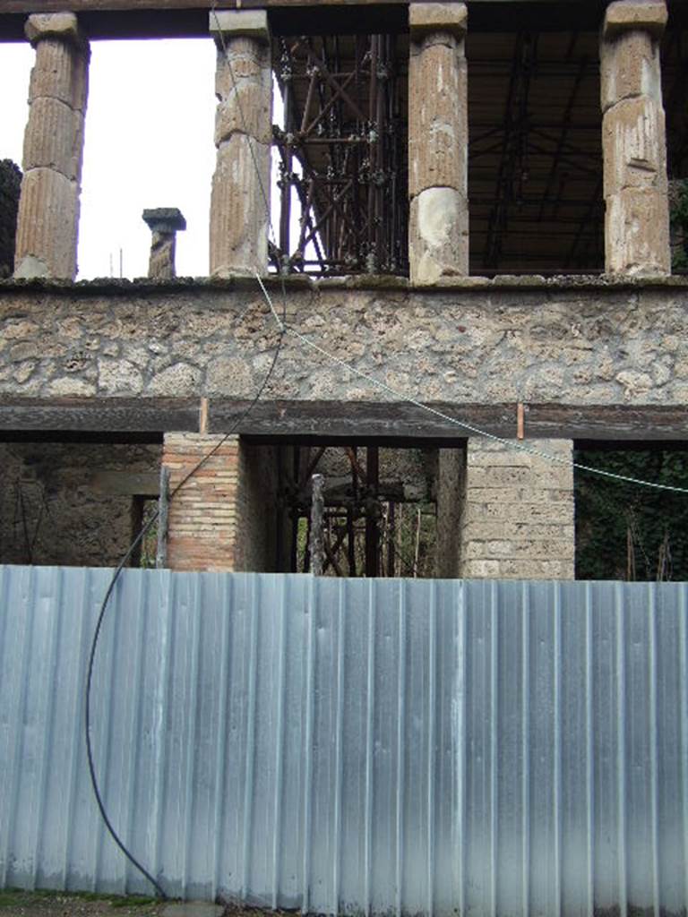 IX.12.4 Pompeii. December 2005. Entrance with columns above.