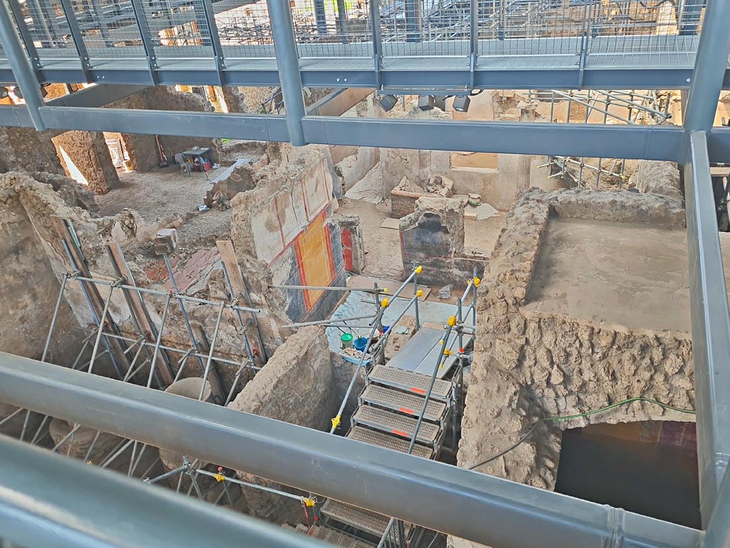 IX.12.6/4 Pompeii. June 2024.
Looking west from above room “f” in bakery, on left. The stairs descend from IX.12.4 into room “g”. Room “i” is on the right.
Photo courtesy of Giuseppe Ciaramella.