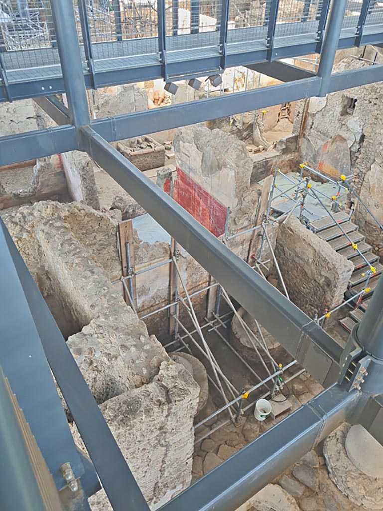 IX.12.6/4 Pompeii. June 2024.
Looking west from above room “f” in bakery. The stairs descend into room “g”. Photo courtesy of Giuseppe Ciaramella.