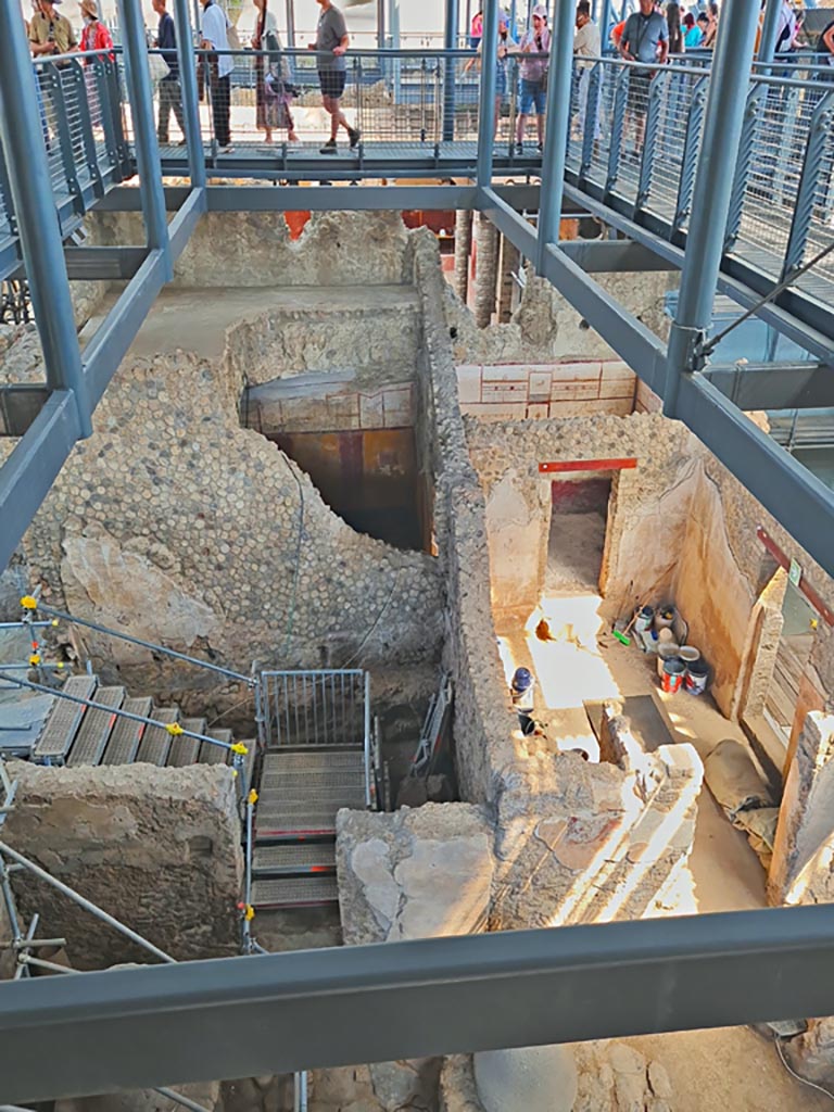 IX.12.6 Pompeii. June 2024.
Looking west from above bakery “f”, towards rooms “i” and “l(L)”, with stairs descending into room “g”.
On the right is room “h”. Photo courtesy of Giuseppe Ciaramella.