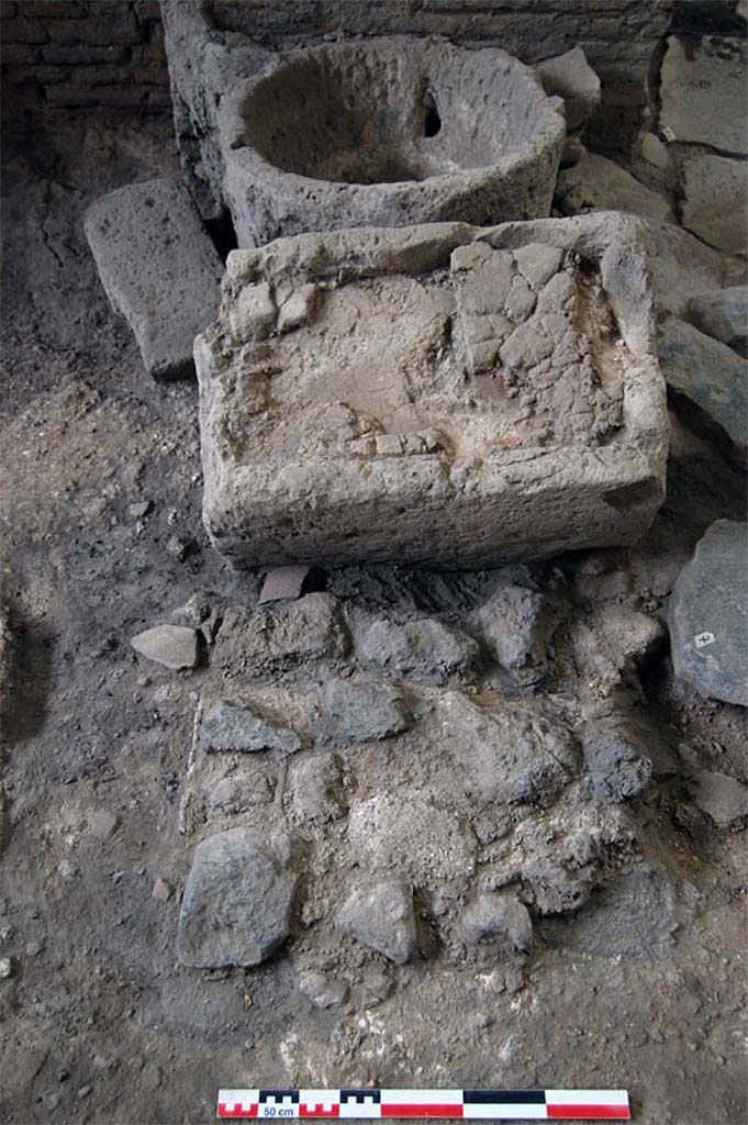 Fig. 17 - Pompéi Pistrina. Arasement dans la continuité du mur septentrional du four dans la boulangerie IX 12, 6.8, vu de l’est.
Cliché : M. Trouillet / ÉfR.