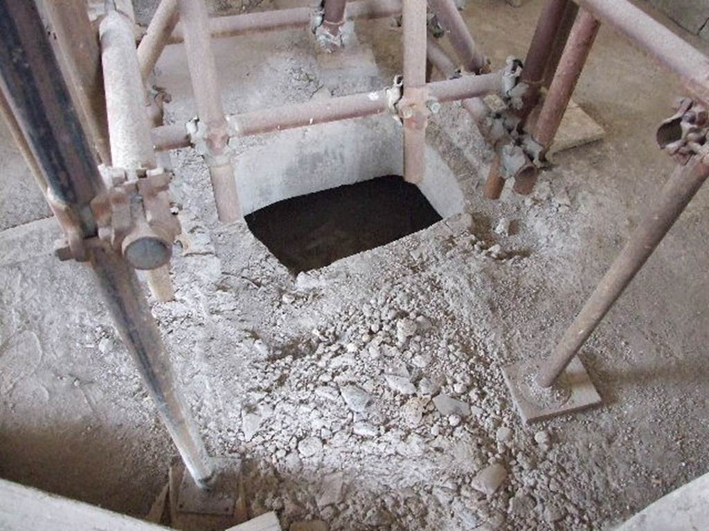 IX.12.6 Pompeii. December 2006. Room “h”, floor.