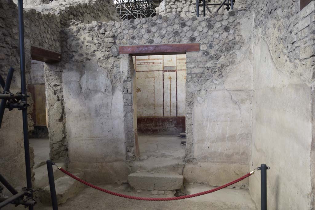 IX.12.6 Pompeii. February 2017.
Looking north in Room “h”, towards doorway to room “l(L)”, in centre, with doorway to room “i”, on left. Photo courtesy of Johannes Eber.