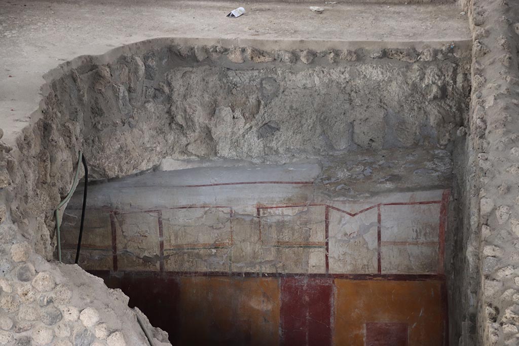 IX.12.6 Pompeii. October 2024. Room “i”, upper north wall. Photo courtesy of Klaus Heese.