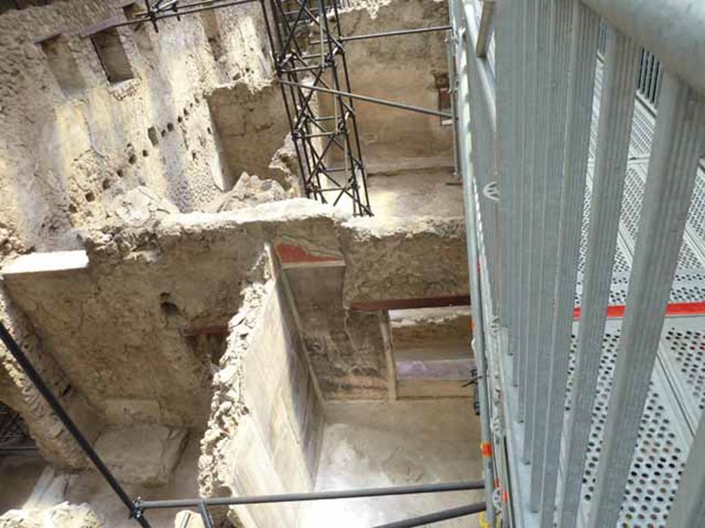 IX.12.6 Pompeii. May 2010. Rooms “n” and “m”, south side, from above. Looking south into rooms “o” and “n1”.