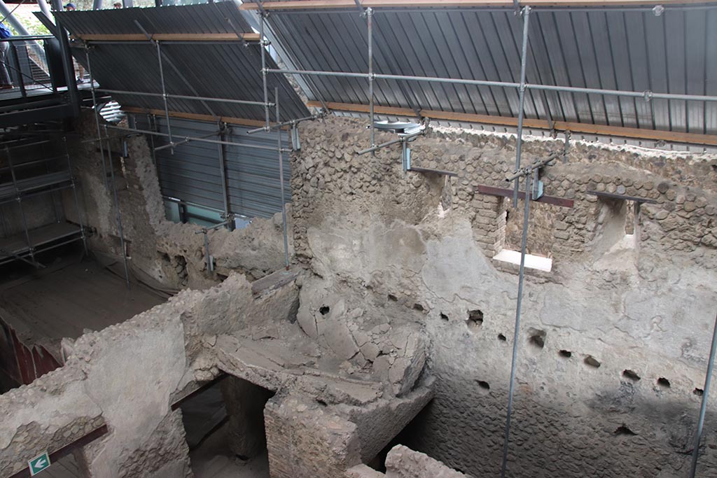 IX.12.6 Pompeii. October 2024.
Looking north-east from above room “n1”, towards Stable “n”, on left, upper east wall of insula, and room “o”. Photo courtesy of Klaus Heese.