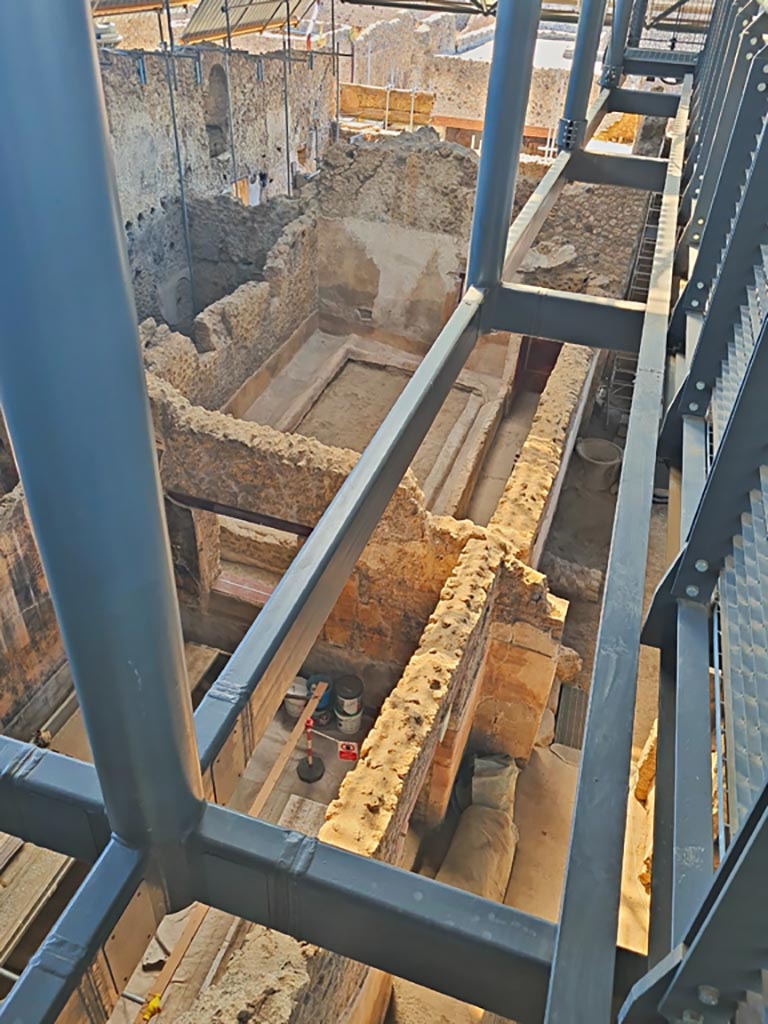 IX.12.6 Pompeii. June 2024.
Looking south-east from above room “h”, towards room “n1”, in centre. Photo courtesy of Giuseppe Ciaramella.