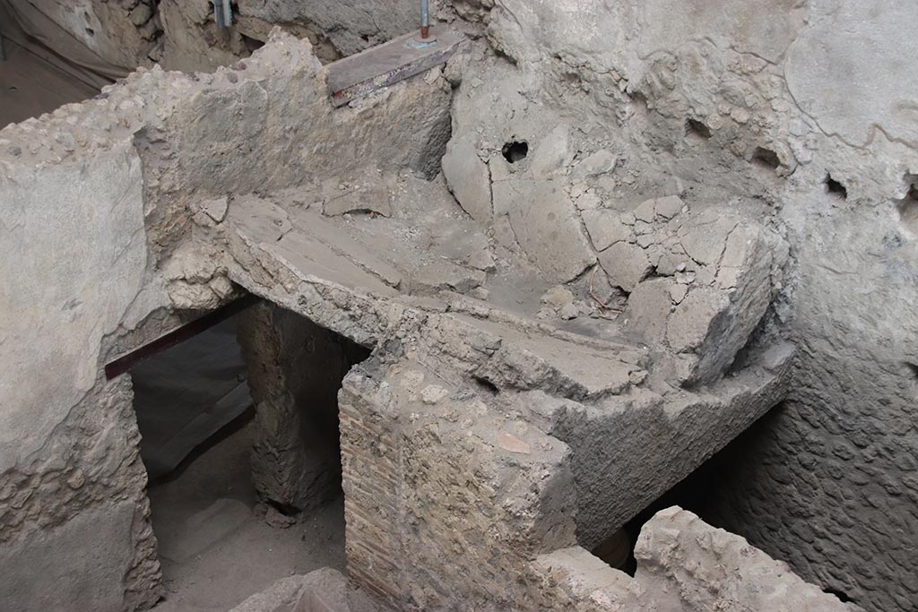 IX.12.6 Pompeii. October 2024.
Room “n1”, north-east corner and east wall, with doorway leading to room “o” and latrine. Photo courtesy of Klaus Heese.