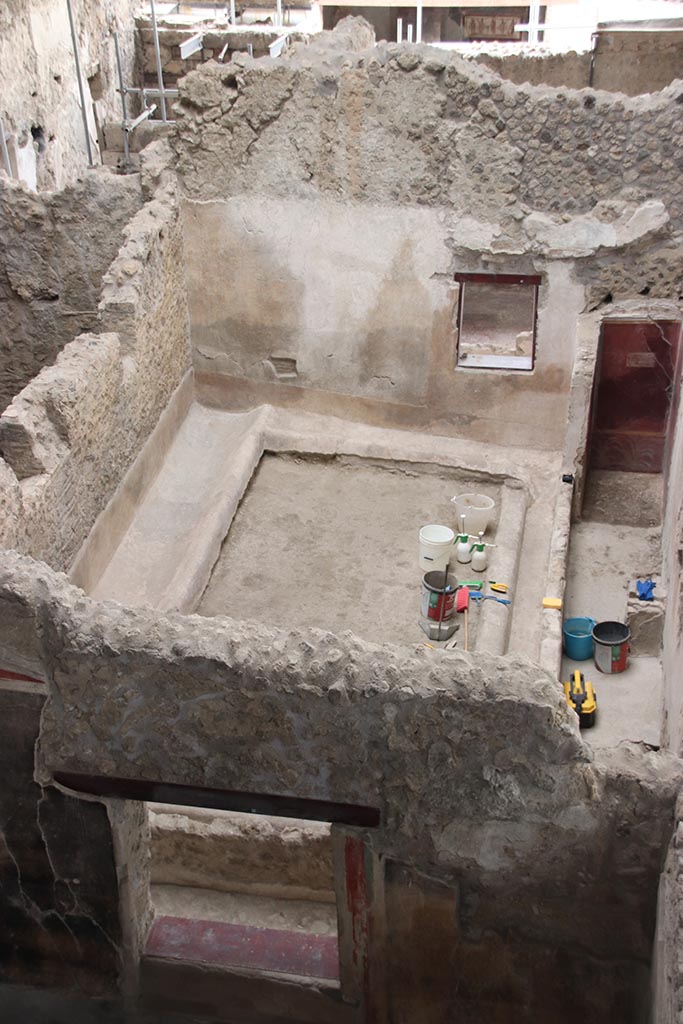 IX.12.6 Pompeii. October 2024.
Room “n1”, looking south, with window from triclinium “m”, lower side. Photo courtesy of Klaus Heese.