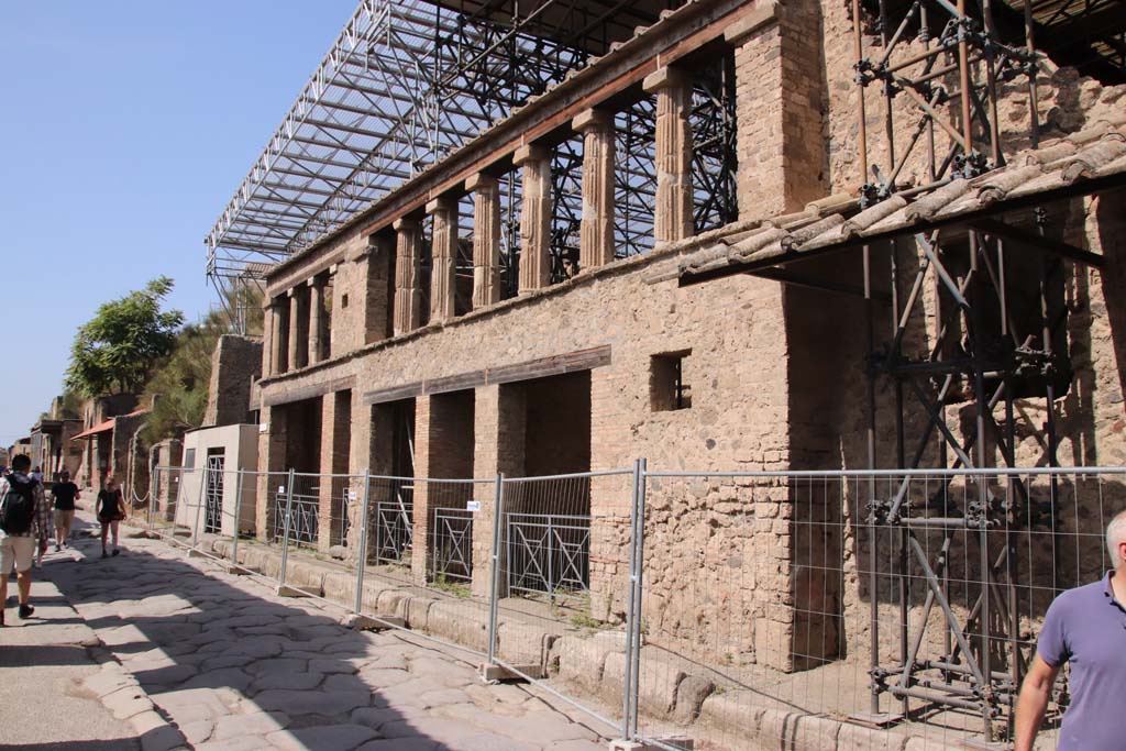 IX.12.06, Pompeii, on right.
Looking west across southern facade of the insula on Via dell’Abbondanza. Photo courtesy of Klaus Heese.