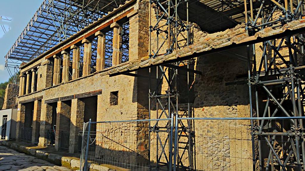 IX.12.06 Pompeii, on right. 2016/2017.
Looking west across southern facade of the insula on Via dell’Abbondanza. Photo courtesy of Giuseppe Ciaramella.