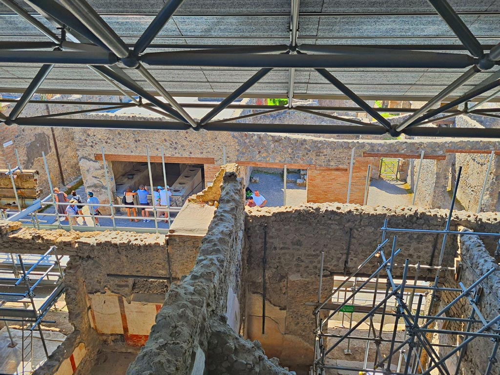 IX.12.7 on left, and IX.12.6 on right, Pompeii. June 2024. Looking south through entrance doorway towards Via dell’Abbondanza.
Photo courtesy of Giuseppe Ciaramella.