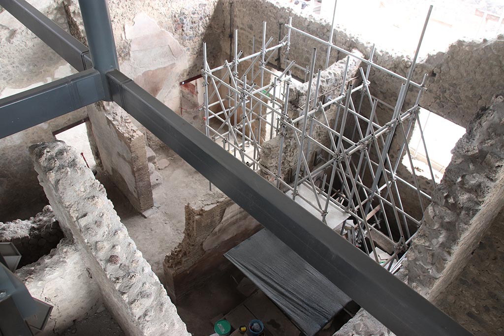 IX.12.6 Pompeii. October 2024.
Looking south-east from above, towards room “b”, upper centre, and room “a”, on right. Photo courtesy of Klaus Heese.